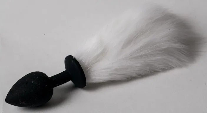 пробка черная силикон с белым хвостом 2,8 х 18,9 см 47165-mm в СПб