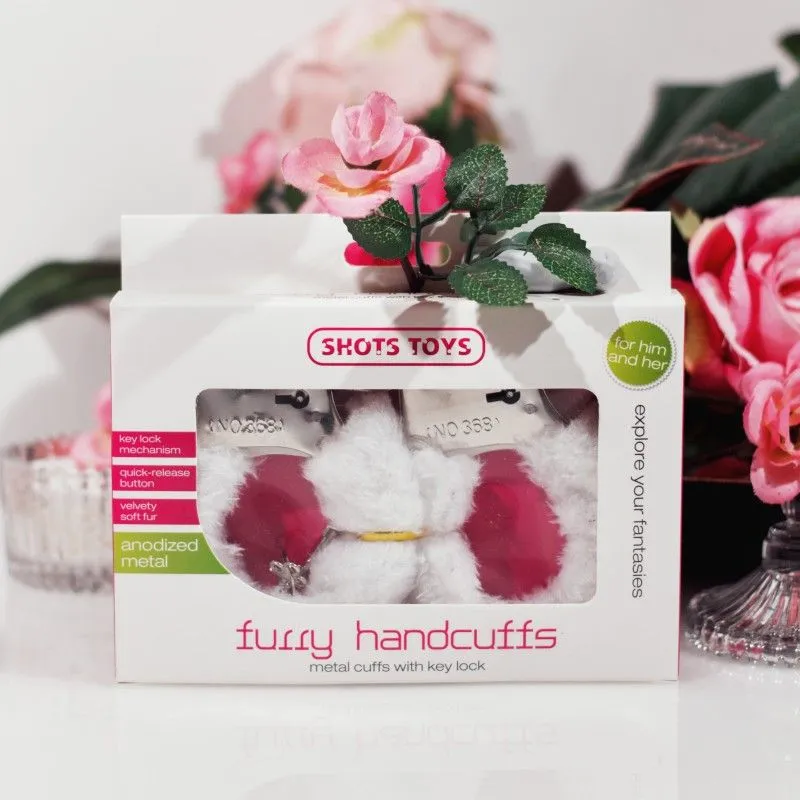 наручники декоративные с мехом shots beginner"s handcuffs furry, белые в СПб