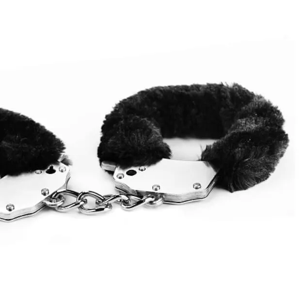 наручники декоративные lovetoy fetish pleasure fluffy handcuffs, черные в СПб