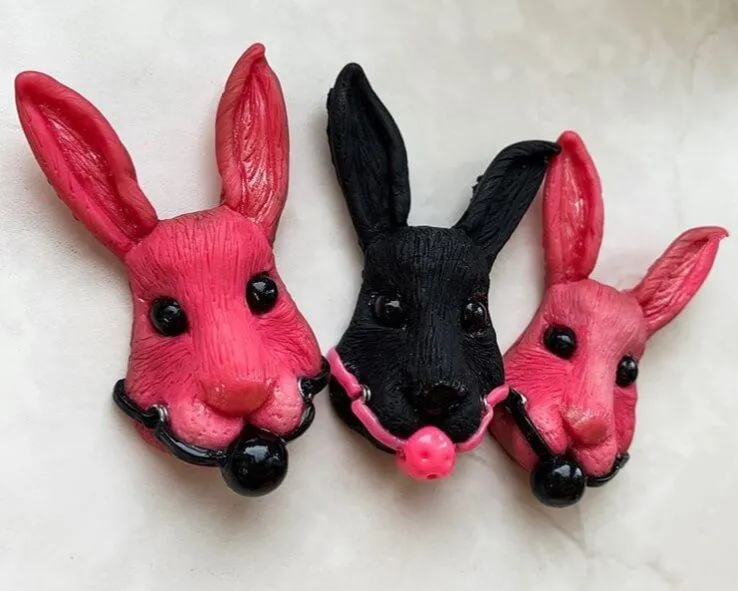 брошь pinkrabbit черный кролик с розовым кляпом, на магните в СПб