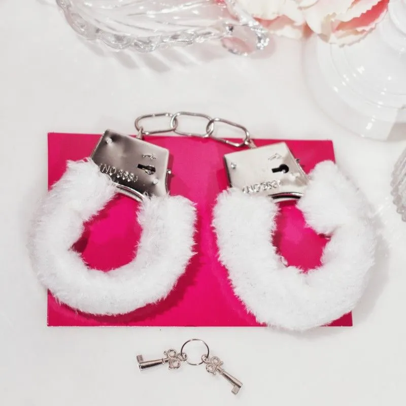 наручники декоративные с мехом shots beginner"s handcuffs furry, белые в СПб