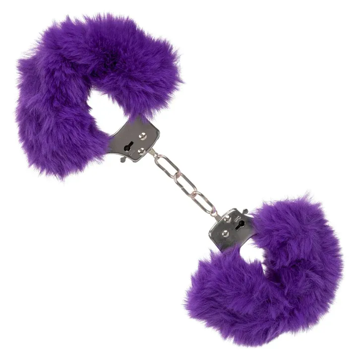 металлические наручники с искусственным мехом ultra fluffy furry cuffs, фиолетовые в СПб