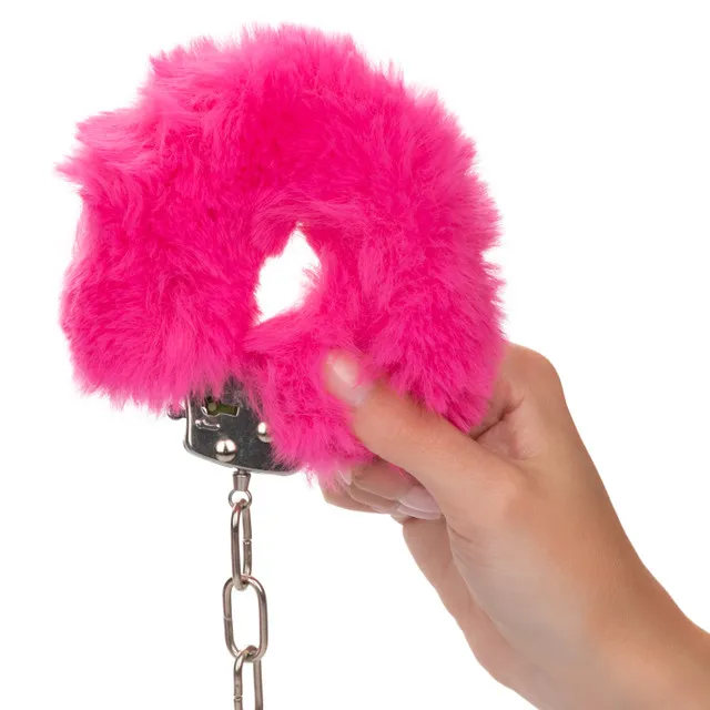 металлические наручники с искусственным мехом ultra fluffy furry cuffs-pink в СПб