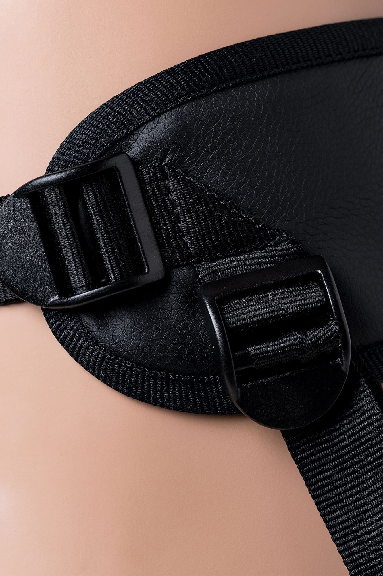 страпон на креплении lovetoy с поясом harness, реалистичный, neoskin, телесный, 20 см в СПб