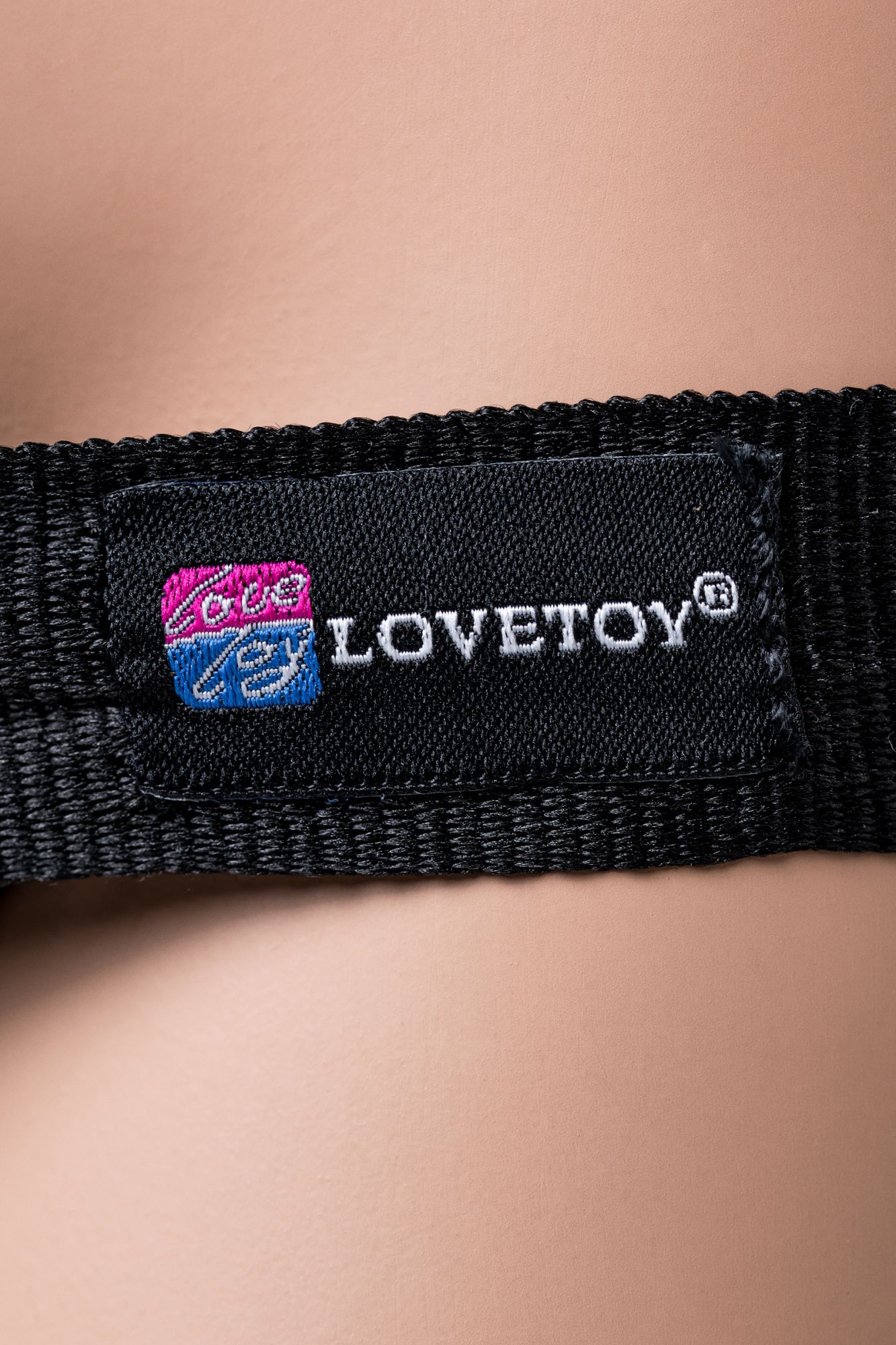 страпон на креплении lovetoy с поясом harness, реалистичный, neoskin, телесный, 20 см в СПб